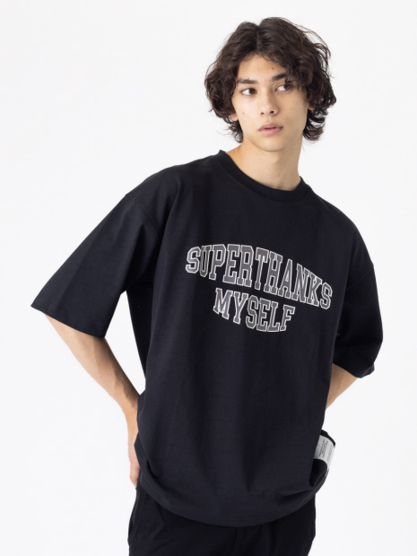 【ブラック系その他1】【別注】SUPERTHANKS(スーパーサンクス) カレッジ ロゴ Tシャツ