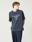SCENE GRAPHIC ロゴプリントTシャツ / リラックスフィット