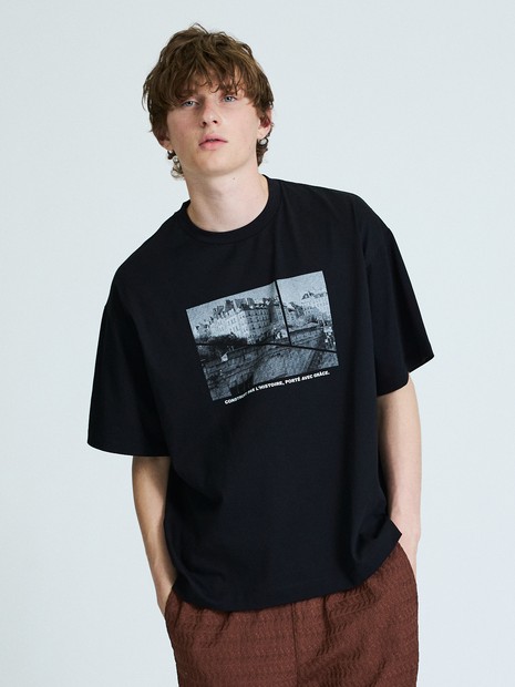 SAINT LAURENT PARIS フォトプリント Tシャツ PARIS BACK ALLEY フォトプリント 半袖Tシャツ / オーバーサイズ