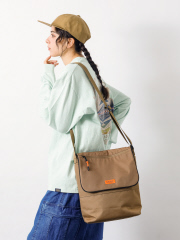 アバハウス
【UNIVERSALOVERALL / ユニバーサルオーバーオール】VERTICALLY flap shoulder/フラップショルダーバッグ/UVO-209