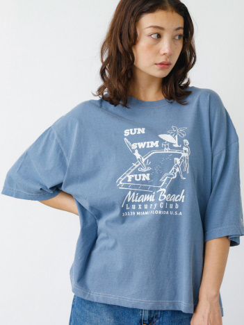 SELECT BY ABAHOUSE (Ladie's) - 【PARROTT CANVAS/パロットキャンバス】グラフィックTシャツ　デランドホテル/プールサイド/半袖　【WEB限定】【予約】