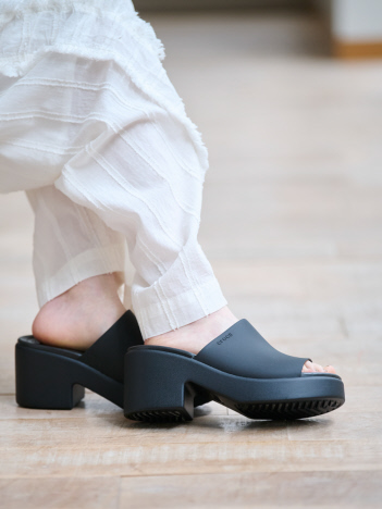 【CROCS / クロックス】BROOKLYN HEEL / ブルックリン スライド ヒール【WEB限定】