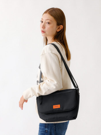 【UNIVERSALOVERALL / ユニバーサルオーバーオール】フラップミニショルダー/カラビナ/ユニセックス/止水ファスナー【WEB限定】