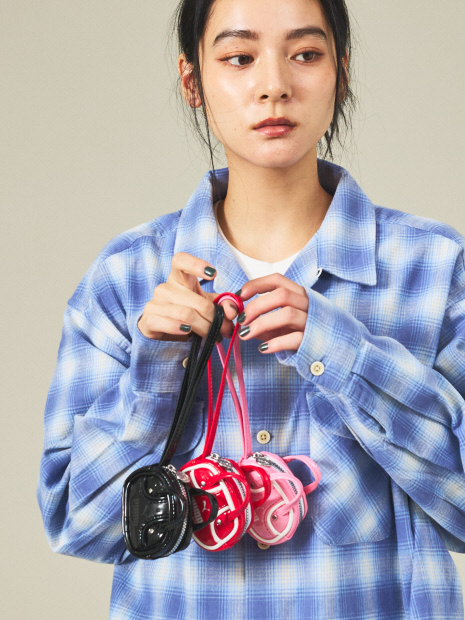 【PUMA /プーマ 】1976 グリップバッグ キーチェーン /AirPods/ミニバッグ /コインケース/ 小物入れ/ バッグチャーム /レトロデザイン/ユニセックス【WEB限定】