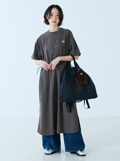 チャコールグレー