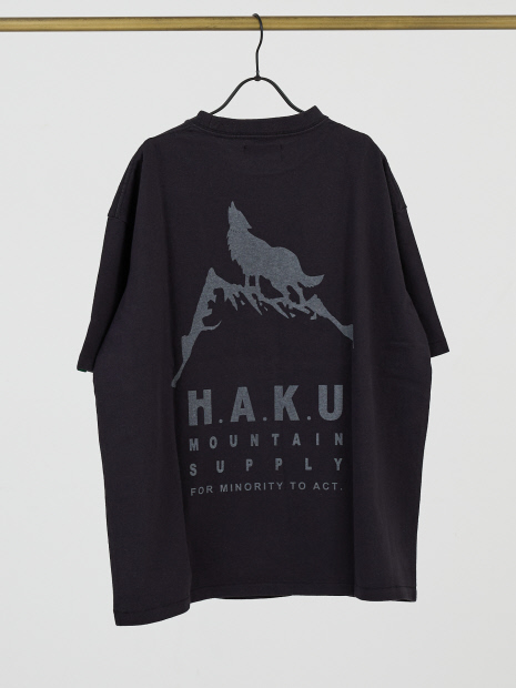 『H.A.K.U. MOUNTAIN SUPPLY』 WOLF ロゴプリント Tシャツ