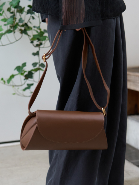 【AULENTTI/オウレンティ】ワイドロールボディショルダーバッグ