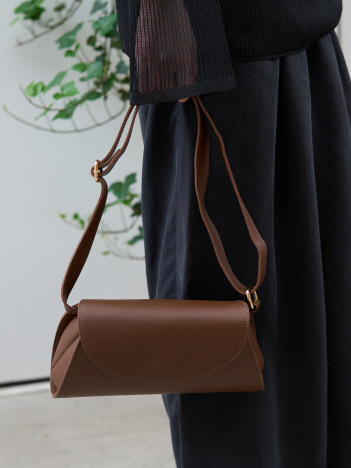 【AULENTTI/オウレンティ】ワイドロールボディショルダーバッグ