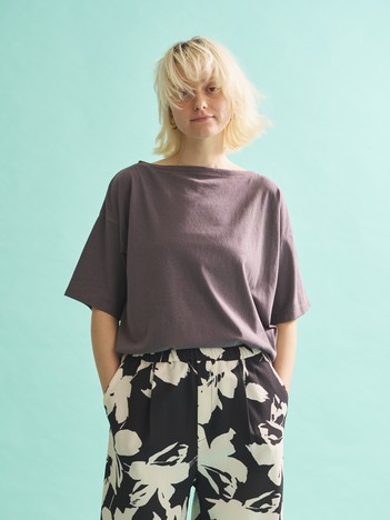 ボートネックロゴTシャツ【予約】