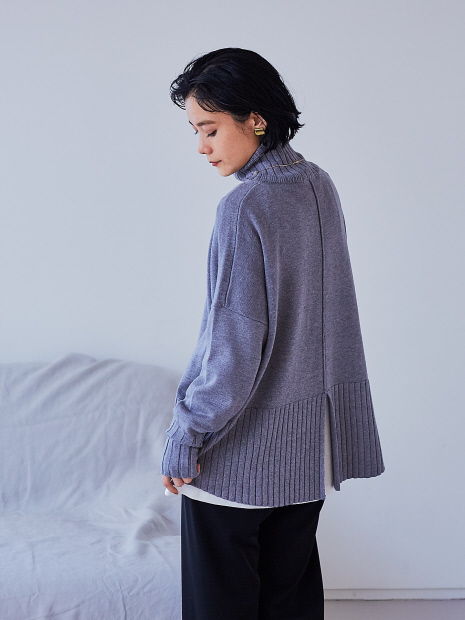 【一部店舗・WEB限定】バックスリットタートルニット