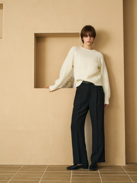 ケーブルボトルネックニット