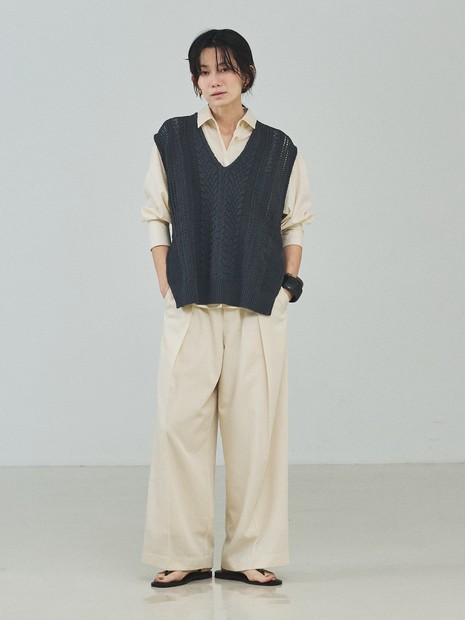 ケーブルニットベスト