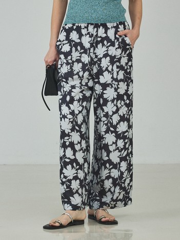 【さりげなく華やぐ大人の花柄】シルエットフラワーパンツ