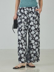 【さりげなく華やぐ大人の花柄】シルエットフラワーパンツ