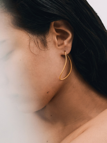 【BARJEWELLERY/バージュエリー】 TWISTED CONTOUR EARRINGS　ピアス　ゴールド
