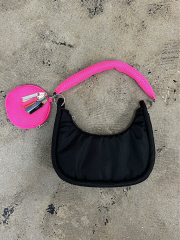 ノミネ
【cheek】round 2WAY shoulder 2WAY ハーフムーン型 ワンハンドバッグ