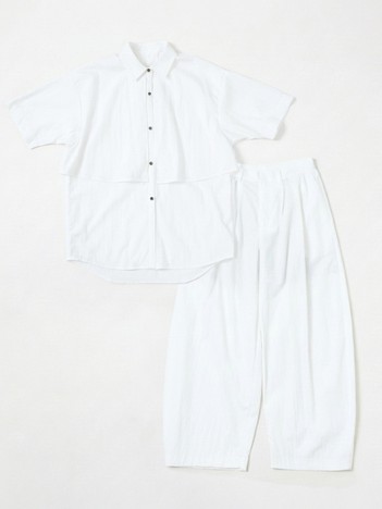 【2点セット/ONLINE STORE限定】ロングヨークハーフスリーブシャツ × タックボリュームパンツ セットアップ