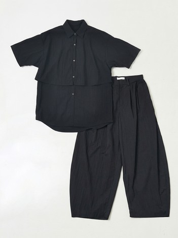 【2点セット/ONLINE STORE限定】ロングヨークハーフスリーブシャツ × タックボリュームパンツ セットアップ