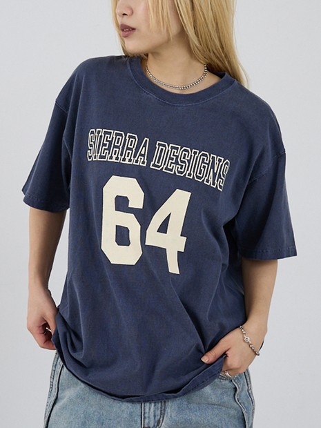 Good On × SIERRA DESIGNS】64 カレッジロゴ プリントTシャツ｜NOMINE