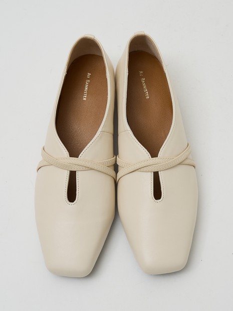 ストラップソフトレザーフラットパンプス｜Au BANNISTER / オゥ バニスター