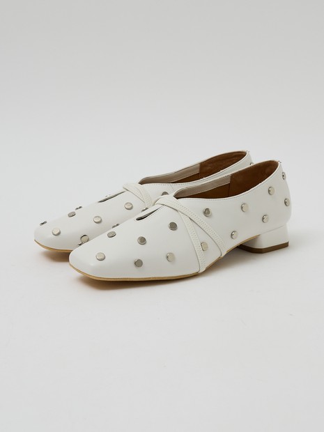 スタッズ付き ソフトレザーフラットパンプス｜Au BANNISTER / オゥ