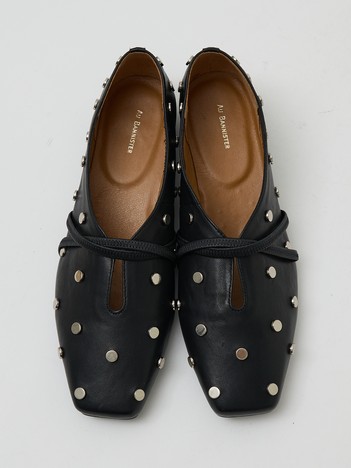 スタッズ付き ソフトレザーフラットパンプス