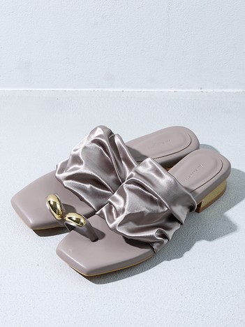 【ストレッチサテン】サムメタルサンダル