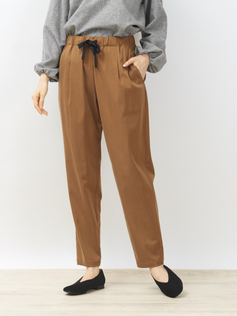 サテンストレッチテーパードパンツ