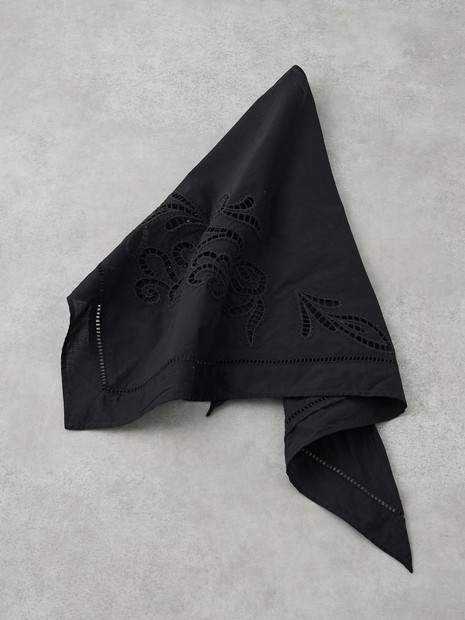 カットワーク刺繍トライアングルスカーフ