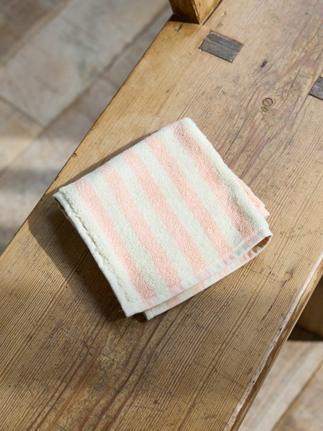 ピンクベージュ