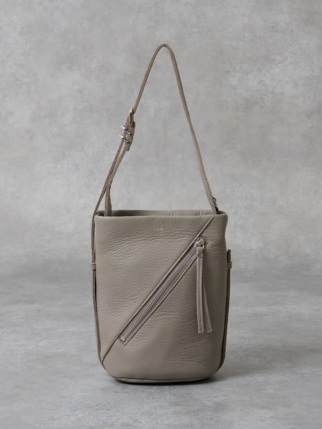 【WEB限定】【Beau're/ヴュレ】斜めZIP縦長 ショルダーバッグ