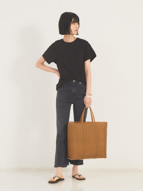 【TOTEME】CURVED SEAM TEE