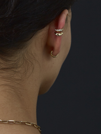【LIZZIE MANDLER】Small Pave Crescent Hoop Left side Single／シングルピアス