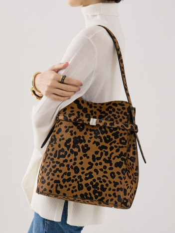 【TOTEME】BELTED PONY HAIR BUCKET BAG／ベルト付きバケットバッグ