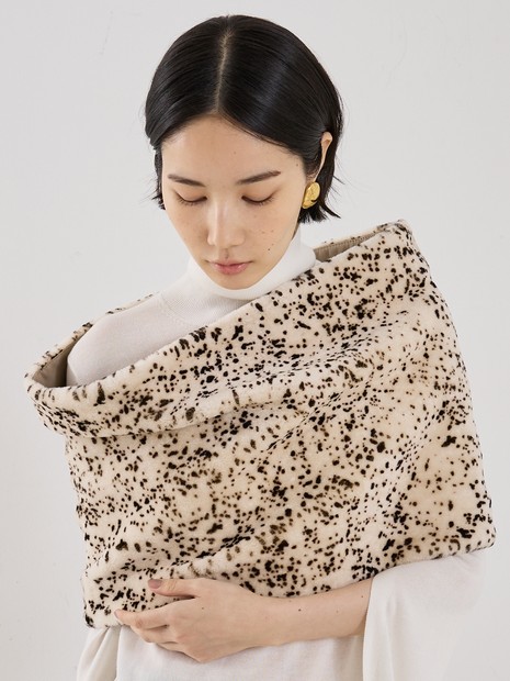 TOTEME】STRACCIATELLA SHEARLING MUFF／シアリングスヌード｜THE