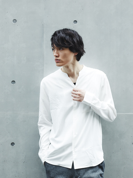 【展開店舗限定】フィブリル キーネック長袖シャツ