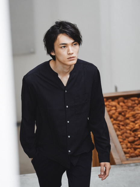 【展開店舗限定】フィブリル キーネック長袖シャツ